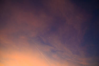Nebo u zoru. Avion i mjesec.