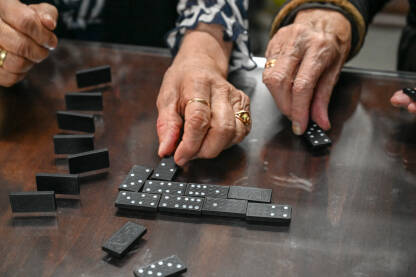 Starije žene igraju domine u staračkom domu. Domine.