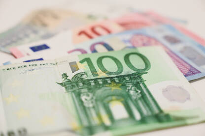 Valuta u EU. Novčanice eura, izbliza. Novčanice od 100, 20 i 10 eura. Novac u Evropskoj uniji. Valuta Eurozone.