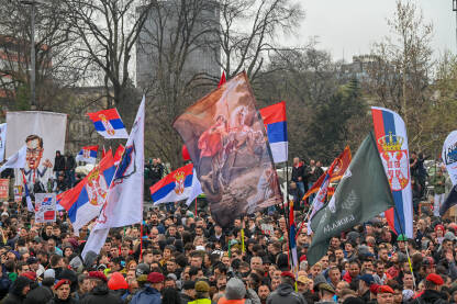 Studenti i građani tokom protesta u Beogradu Studenti i građani traže pravdu za poginule tokom pada nadstrešnice u Novom Sadu. Nacionalni i vjerski simboli na protestu.