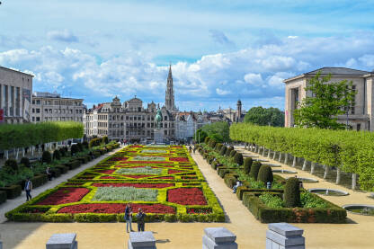 Brisel, Belgija: Mont des Arts ili Brdo umjetnosti. Historijsko mjesto i urbani kompleks poznat po svojim vrtovima i kulturnim institucijama. Gradska vijećnica Brisela u daljini.