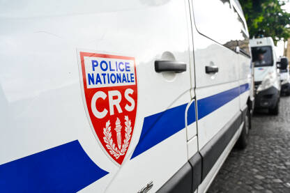 Pariz, Francuska: Logo Nacionalne policije na automobilu.