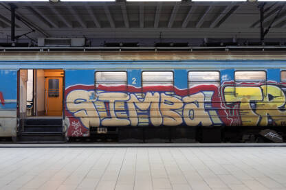 Voz iscrtan grafitima, Glavna železnička stanica Prokop, Beograd, Srbija.