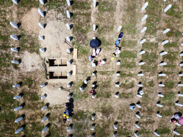 Snimak dronom u Memorijalnom centru Potočari, Srebrenica. Mezarje. Sahrana žrtava.