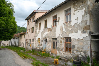 Napuštene i oronule kuće u mjestu Ulog u istočnoj BiH, opština Klinovik.