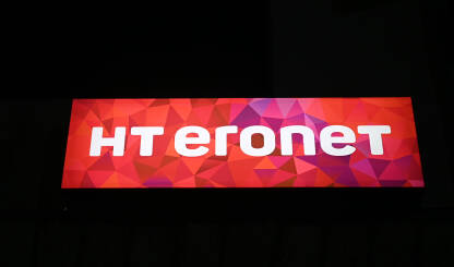 ERONET, telekomunikacijska kompanija iz BiH. Mobilni i internet provajder. Nacionalni telekom operater. Logo kompanije noću.