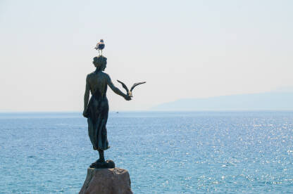 Simbol Opatije. Poznati kip u Opatiji, Hrvatska. Djevojka s galebom.
