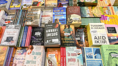 Sarajevski sajam knjige. Izložba knjiga. Kolekcija knjiga na policama u knjižari.