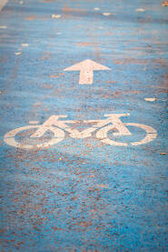 Oznaka za  stazu kojom se moraju kretati bicikli.