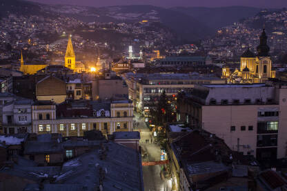 Noćna fotografija Sarajeva. Na fotografiji Katedrala Srca Isusova, Saborna crkva Sarajevo, džamije. Ferhadija ulica.