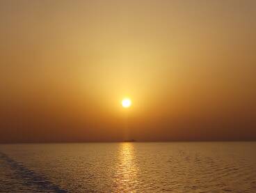 Zalazak sunca na moru.