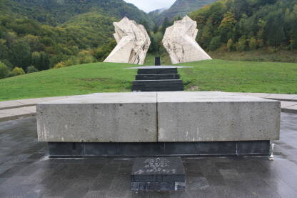 Spomenik Bitke na Sutjesci sa spomen kosturnicom i porukom ; Ovde počiva 3301 borac Sutjeske