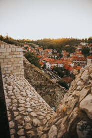 Pogled na gradić Tešanj s tvrđave
