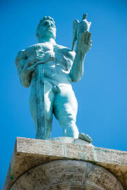 Statua beogradskog Pobednika postavljena je 1928. godine na platou tvrđave Kalemegdan, u Beogradu. Oslikava lik ratnika sa pticom sokolom na dlanu lijeve ruke, dok u desnoj drži spušten mač.