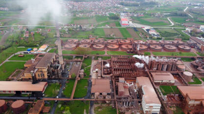 Industrijski kompleks za proizvodnju aluminijuma iz boksita s visokim dimnjacima koji ispuštaju dim. Snimak dronom iz pogona za proizvodnju aluminija. Tvornica. Teška industrija. Alumina, Zvornik