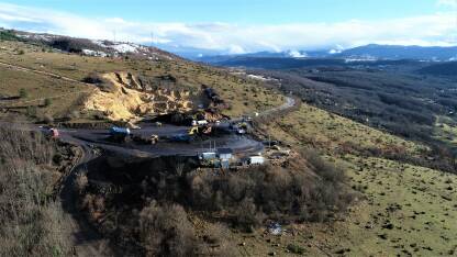 Utovarna stanica uglja sa površinskog kopa rudnika Medna koja se nalazi na prometnici.