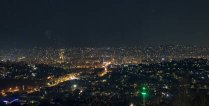 Fotografija Sarajevo noću. Lokacija sa koje je uslikano je brdo Žuč.