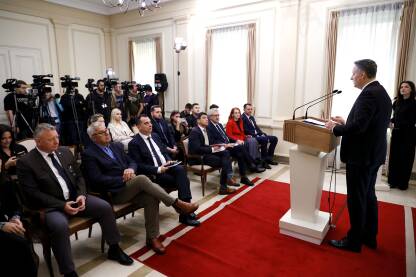Bošnjački član predsjedništva BiH Denis Bećirović na pres konferenciji.