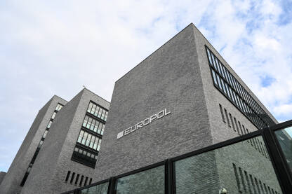 Hag, Nizozemska: Sjedište Europola. Znak EUROPOL na zidu. Fasada zgrade europola u Den Haagu, Holandija. Agencija Evropske unije za saradnju u provođenju zakona