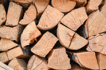 Iscijepana i naslagana drva za ogrjev. Cjepanice drva za ogrjev složene u kutije. Zalihe za grijanje zimi.