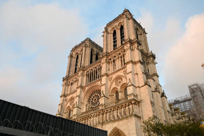 Zapadna fasada i dva zvonika srednjovjekovne katedrale Notre-Dame u Parizu, koja se nalazi na ostrvu Île de la Cité u Parizu, Francuska.