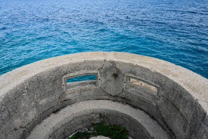 Napušteni vojni bunker na obali blizu mora. Talijanski bunkeri iz Drugog svjetskog rata.