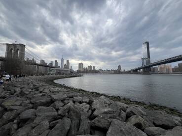 Mostovi NYC, U pozadini lijevo Brooklyn  most i desno Manhattan most. Slika fotografisana sa obale Brooklyna, pri dolasku kisnih oblaka.