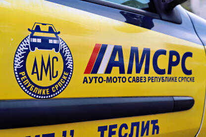 Grb i natpis na vozilu. Auto Moto Savez Republike Srpske.