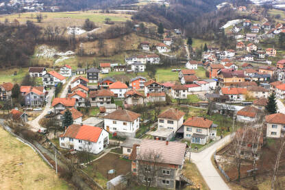 Turbe, Bosna i Hercegovina. Pogled sa munare na kuće i ulice.