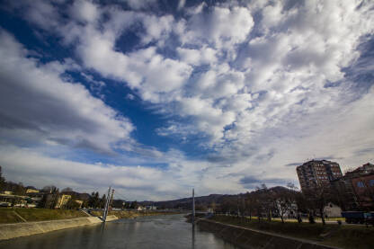 Zavidovići, Bosna i Hercegovina. Pogled na rekonstruisani most "Duga" (originalni je srušen u poplavama 2014. godine) i rijeku Bosnu.