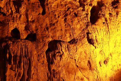 Pećina Bijambare na Nišićkoj visoravni između Sarajeva i Olova, prelijepa tekstura zidova sa antropomorfnim oblicima. Osvijetljeni zidovi sa stalaktitima. Izlet, priroda, porodica.
