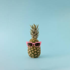 Svježi ananas s ružičastim naočalama.