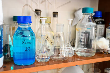 Hemijska laboratorija. Stakleno posuđe, boce i epruvete.
