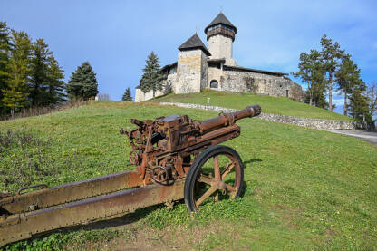 Stari top iz Prvog svjetskog rata ispred tvrđave. Artiljerija.