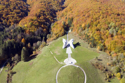 Spomenik Bitke na Sutjesci Slikan iz vazduha