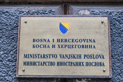Tabla sa natpisom: Ministarstvo vanjskih / inostranih poslova Bosne i Hercegovine.