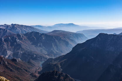 Pogled sa planine Čvrsnice prema koritu  rijeke Neretve
