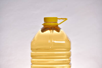 Jestivo ulje u providnoj plastičnoj boci