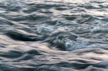 Uzburkana vodena površina zbog nevremena i jakog vjetra