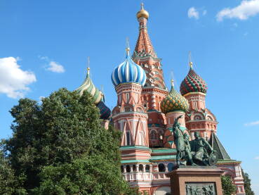 Simbol Moskve na crvenom trgu,Sa svojom crvenom fasadom, raskošnim ornamentima i fantastičnim kupolama, nije ni čudo što se crkva Svetog Vasilija smatra jednim od jedinstvenih podviga ruske arhitektur