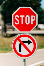 Znak "Obavezno zaustavljanje" označava mjesto pred ulazom u raskrsnicu na kome je vozač dužan zaustaviti vozilo. Znak "Zabrana skretanja udesno" označava mjesto na kome je zabranjeno skrenuti udesno.