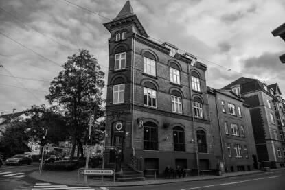 Stara zgrada na raskršću u Odense, Danska u crno bijeloj fotografiji