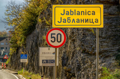 Znakovi na ulazu u grad Jablanicu. Znakovi obavještenja i upozorenja.