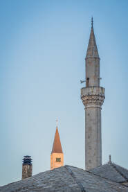 Crkva i džamija u Mostaru za vrijeme izlaska sunca