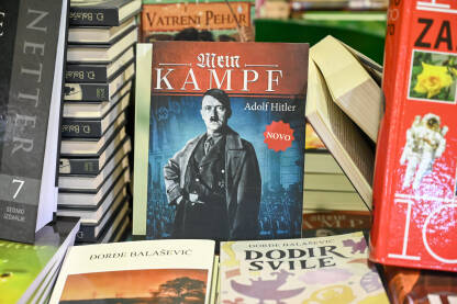Mein kampf, knjiga vođe Nacističke partije Adolfa Hitlera. Autobiografski manifest koji je napisao zločinac Adolf Hitler.