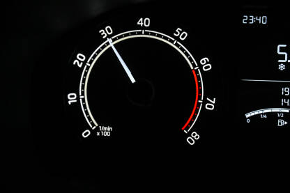 Tahometar automobila koji prikazuje brzinu motora u okretajima u minuti. Krupni plan tahometara automobila na instrument tabli.