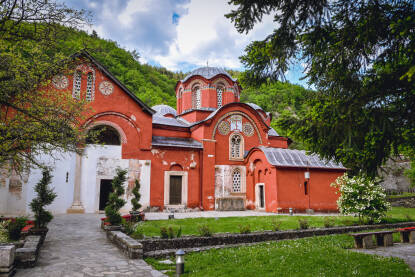 Kompleks Pećke patrijaršije, istorijsko sjedište srpske arhiepiskopije, nalazi se u Peći, na Kosovu (KiM).