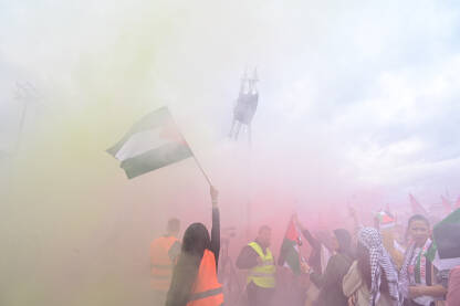 Sarajevo, BiH, 22. oktobar 2023.: Protest podrške palestinskom narodu. Protest solidarnosti. Ljudi na demonstracijama sa zastavama Palestine i transparentom. Podrška narodu Gaze. Šareni dim