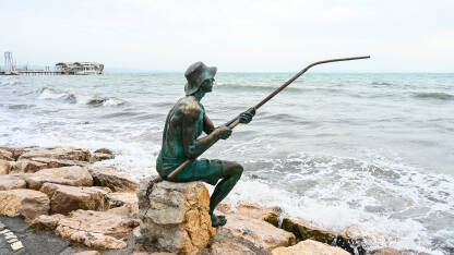 Spomenik ribaru u Durresu, Albanija. Skulptura ribara uz more.
