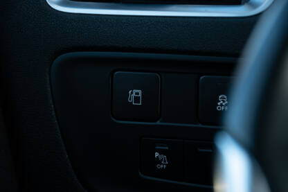 Prekidač ili dugme za otvaranje poklopca rezervoara u automobilu.